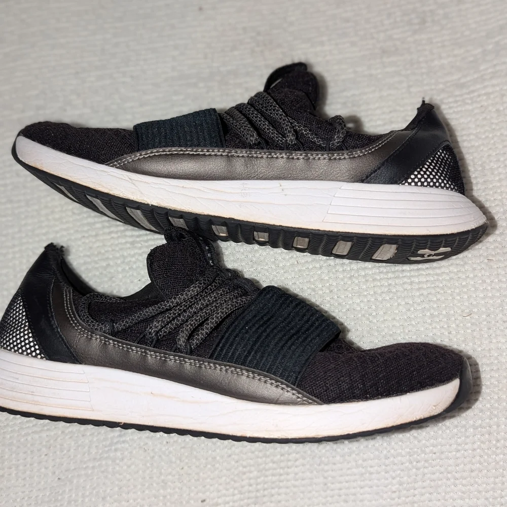 Under‎ Armour Black Athletic Shoes with Midfoot Strap